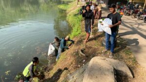 Satgas Citarum Harum Bersama Anggota Polri, Masyarakat dan Siswa Berjibaku Bersih-Bersih Situ Sipatuhan Situ Sipatahunan,Satgas Citarum Harum,Pembersihan lingkungan,Kabupaten Bandung,Kerja Bhakti,Revitalisasi Daerah Aliran Sungai Citarum,Sinergitas TNI-Polri,Kewajiban menjaga lingkungan,Masyarakat peduli sampah,Kebersihan wilayah Baleendah