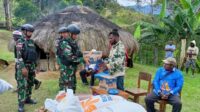 Masyarakat Ninabua, bantuan sembako, Satgas Yonif 721/Mks, kepedulian TNI, bantu membantu