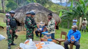 Masyarakat Ninabua, bantuan sembako, Satgas Yonif 721/Mks, kepedulian TNI, bantu membantu