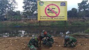 Satgas Citarum Harum Sektor 6 Sub 4/Oxbow,Larangan Berenang di Sungai Citarum,Keselamatan Warga sekitar Sungai Citarum,Pemasangan Banner Larangan Berenang,Dansubsektor 4/Oxbow Serda Hendi,Sungai Citarum dan Keselamatan,Potensi Kecelakaan di Sungai Citarum,Sungai Citarum dan Lingkungan,Upaya Pelestarian Sungai Citarum,Kesadaran Masyarakat tentang Keselamatan dan Lingkungan,Lingkungan yang Aman dan Berkelanjutan,Kabupaten Bandung dan Sungai Citarum