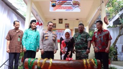 Masyarakat Kalirancang Terima Hibah Satkamling: Upaya Bersama Polres Kebumen untuk Keamanan Wilayah Masyarakat Kalirancang, hibah Satkamling, Polres Kebumen, keamanan wilayah, sinergitas